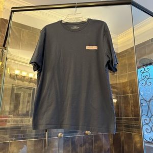 Navy Men’s Vineyard Vines Short Sleeve Tshirt in Medium.